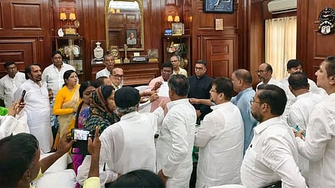 மம்தாவுக்கு நெருக்கடி: எதிர்க்கட்சி தலைவர் பதவிக்கு உரிமை கோரினார் ரிதப்ரதா