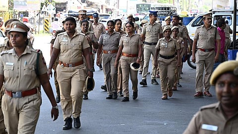 காவல் துறையினருக்கு ‘8 மணி நேர வேலை’ கோரி வழக்கு - தமிழக டிஜிபி பதிலளிக்க ஐகோர்ட் உத்தரவு