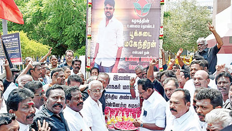 அதிமுக மிகப்பெரிய பாதிப்பை சந்தித்துள்ளது: தலைவர்கள் பொறுப்புடன் செயல்பட வேண்டும் - செல்லூர் ராஜூ கருத்து 