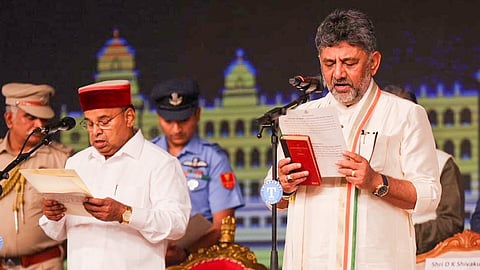 அரசியலமைப்பு பிரதியை கையில் ஏந்தி கர்நாடக முதல்வராக டி.கே.சிவக்குமார் பதவியேற்பு