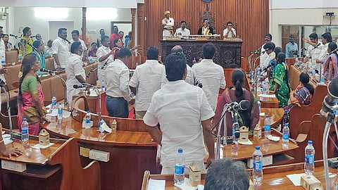 மாநகராட்சி கூட்டத்தில் அமைச்சருக்கு எதிராக முழக்கமிட்ட திமுக கவுன்சிலர்கள்.