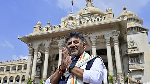 கர்நாடக முதல்வராக டி.கே.சிவகுமார் ப‌தவியேற்றார்: அமைச்சர்களாக 13 பேர் பதவியேற்பு