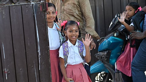 கோடை விடுமுறை முடிந்து பள்ளிகள் இன்று திறக்கப்பட்டன. சென்னை மயிலாப்பூரில் உற்சாகமாக பள்ளிக்கு வந்த மாணவிகள். 