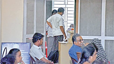 பாளையங்கோட்டை சார் பதிவாளர் அலுவலகத்தில்&nbsp;நேற்று லஞ்ச ஒழிப்பு போலீஸார் சோதனை மேற்கொண்டனர்.