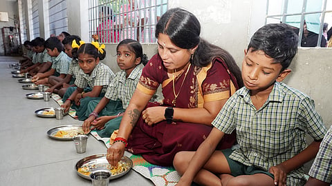 மாணவர்களுடன் காலை உணவருந்தி உணவின் தரத்தை சோதித்த அமைச்சர் ஜெகதீஸ்வரி
