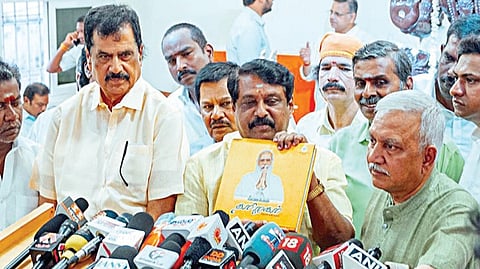 சென்னை தி.நகரில் உள்ள பாஜக மாநில தலைமை அலுவலகமான கமலாலயத்தில் மாநில தலைவர் நயினார் நாகேந்திரன் நேற்று செய்தியாளர்களை சந்தித்தார்.