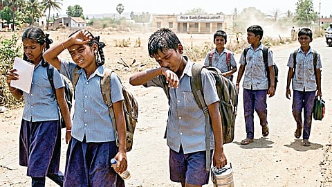 கோடை முடிந்தும் குறையாத வெயில் தாக்கம் - அவசரகதியில் பள்ளிகள் திறப்பால் மாணவர்கள் அவதி!