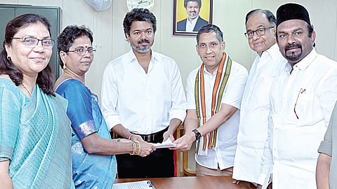 மாநிலங்களவை இடைத்தேர்தலில் தவெக ஆதரவில் காங்கிரஸ் போட்டி: விஜய் முன்னிலையில் பிரவீன் சக்ரவர்த்தி வேட்புமனு தாக்கல்