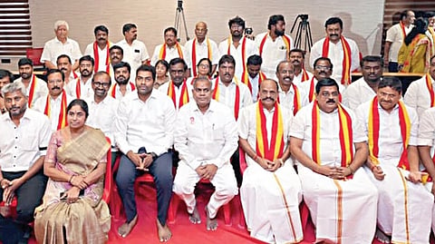 தவெக பொதுச் செயலாளர் என்.ஆனந்த் முன்னிலையில்  கட்சியில் இணைந்த அதிமுக முன்னாள் அமைச்சர்கள் கடம்பூர் ராஜு, உடுமலை ராதாகிருஷ்ணன், எம்.சி.சம்பத், எம்.ஆர்.சிவபதி, திமுக முன்னாள் எம்எல்ஏ கருணாநிதி உள்ளிட்டோர்.