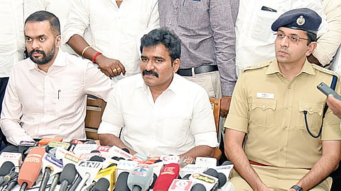 மதுரையில் செய்தியாளர்களிடம் பேசிய சட்டத் துறை அமைச்சர் நிர்மல்குமார். உடன் மதுரை ஆட்சியர் ஆகாஷ், எஸ்.பி. அர்விந்த்.
