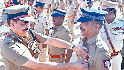 போலீஸார் சிறப்பாகப் பணியாற்றும்போது மக்களால் வழங்கப்படும் பாராட்டுகளே பெரிய பதக்கம்: சென்னை ஆணையர் கருத்து