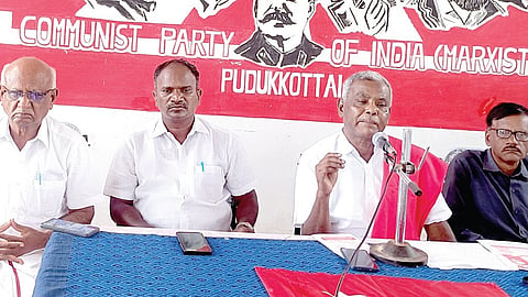 புதுக்கோட்டையில் செய்தியாளர்களிடம் பேசிய மார்க்சிஸ்ட் கம்யூனிஸ்ட் கட்சியின் மாநில செயலாளர் பெ.சண்முகம். 