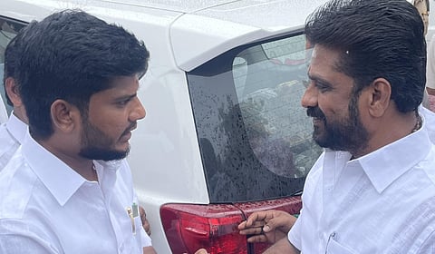 பேனரில் பெயர் புறக்கணிப்பு: பழநியில் அதிமுக எம்எல்ஏவை சமாதானப்படுத்திய அமைச்சர் ரமேஷ்