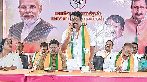 திருச்சியில் நேற்று நடைபெற்ற பாஜக மாநில நிர்வாகிகள் மற்றும் மாவட்ட தலைவர்கள் கூட்டத்தில் பேசிய கட்சியின் மாநில தலைவர் நயினார் நாகேந்திரன். உடன், பொறுப்பாளர்கள் அரவிந்த் மேனன், சுதாகர் ரெட்டி, கட்சியின் முன்னாள் மாநிலத் தலைவர் தமிழிசை மற்றும் வானதி சீனிவாசன் உள்ளிட்டோர்.  படம்: ர.செல்வமுத்துகுமார்