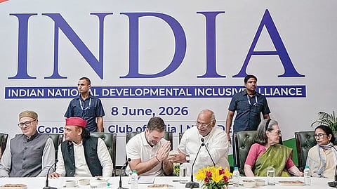 இண்டியா கூட்டணிக் கட்சிகளின் கூட்டம் டெல்லியில் நேற்று நடைபெற்றது. இதில் காங்கிரஸ் தலைவர் மல்லிகார்ஜுன கார்கே, மூத்த தலைவர்கள் சோனியா காந்தி, ராகுல் காந்தி, திரிணமூல் காங்கிரஸ் தலைவர் மம்தா பானர்ஜி, சமாஜ்வாதி தலைவர் அகிலேஷ் யாதவ், காஷ்மீர் முதல்வர் ஒமர் அப்துல்லா, தேசியவாத காங்கிரஸ் (சரத் பவார் அணி) மூத்த தலைவர் சுப்ரியா சுலே ஆகியோர் பங்கேற்றனர்.படம்: பிடிஐ