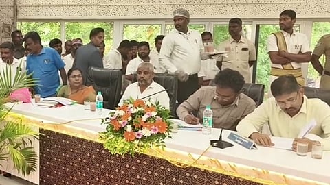 திண்டுக்கல் ஆய்வுக்கூட்டத்தில் தவெக கிழக்கு மாவட்ட செயலாளர் தர்மராஜ் (இடமிருந்து இரண்டாவது).