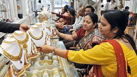 தங்கம் விலை பவுனுக்கு ரூ.1,040 குறைவு: தொடர் சரிவுக்கு காரணம் என்ன?