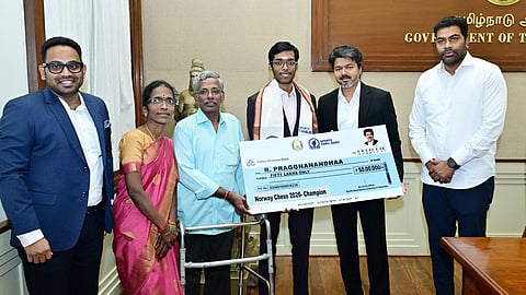 நார்வே செஸ் தொடரில் சாம்பியன் பட்டம் வென்ற பிரக்ஞானந்தாவுக்கு தமிழ்நாடு விளையாட்டு மேம்பாட்டு ஆணையம் சார்பில் உயரிய ஊக்கத் தொகை ரூ.50 லட்சத்துக்கான காசோலையை சென்னை தலைமைச் செயலகத்தில் முதல்வர் விஜய் நேற்று வழங்கினார். உடன் அமைச்சர் ஆதவ் அர்ஜுனா, விளையாட்டு மேம்பாட்டு ஆணைய உறுப்பினர் செயலர் மேகநாத ரெட்டி, பிரக்ஞானந்தாவின் பெற்றோர். 