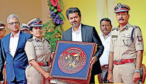 சென்னை எழும்பூர் ராஜரத்தினம் மைதானத்தில் நேற்று நடைபெற்ற விழாவில், சிங்கப்பெண் சிறப்பு அதிரடிப் படைக்கான இலட்சினையை (லோகோ) முதல்வர் விஜய் வெளியிட்டார். அதை சிங்கப்பெண் சிறப்பு அதிரடிப் படை ஐஜி பவானீஸ்வரி பெற்றுக் கொண்டார். உடன் தலைமைச் செயலர் சாய் குமார், டிஜிபி மகேஷ் குமார் அகர்வால். படம்: ம.பிரபு