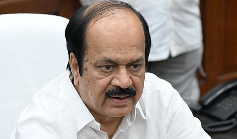 21 அதிமுக எம்எல்ஏக்கள் மீது நடவடிக்கை இல்லை: சட்டப்பேரவைத் தலைவர் அறிவிப்பு