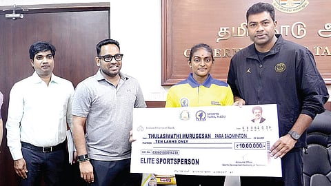 விளையாட்டு வீரர்களுக்கு நிதியுதவி: அமைச்சர் ஆதவ் அர்ஜுனா வழங்கினார்