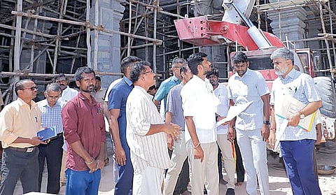 மதுரை மீனாட்சி அம்மன் கோயிலில் வீரவசந்தராயர் மண்டப கட்டுமானப் பணிகளை ஆய்வு செய்த அமைச்சர் ரமேஷ்.
