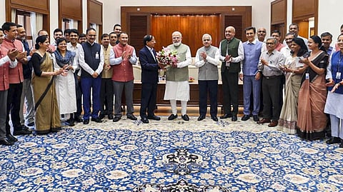 நேருவின் சாதனையை முறியடித்தார் - நீண்ட காலம் பதவி வகித்த பிரதமரானார் மோடி