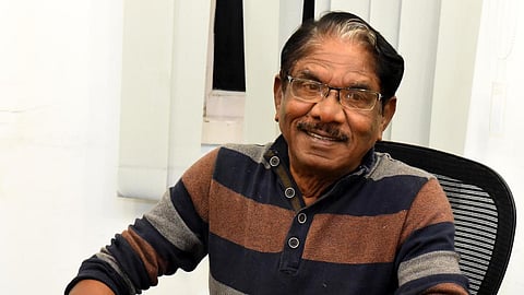 சொந்த மாவட்டத்தில் பாரதிராஜா உடலுக்கு ரசிகர்கள் அஞ்சலி: அரசு மரியாதையுடன் இன்று மாலை நல்லடக்கம்