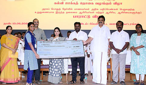 மாநகராட்சி பள்ளிகளில் 10, 12-ம் வகுப்பு தேர்வுகளில் சிறப்பிடம் பிடித்த மாணவர்கள், ஆசிரியர்களுக்கு பரிசு