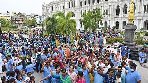  சென்னை மாநகராட்சி அலுவலகம் அருகே திரண்ட நகர்ப்புற ஆரம்ப சுகாதார நிலைய ஒப்பந்த மருத்துவப் பணியாளர்கள் போராட்டத்தில் ஈடுபட்டனர்.