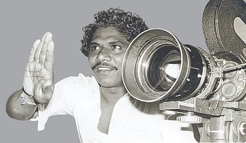 என் இனிய தமிழ் மக்களே... உங்கள் பாசத்துக்குரிய பாரதிராஜா! 
