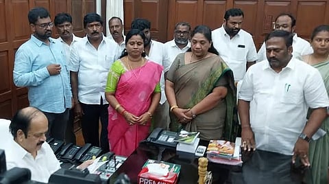 பதவி விலகிய 4 அதிமுக எம்எல்ஏக்களுக்கு பேரவைத் தலைவர் நோட்டீஸ்