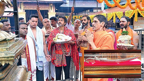 கர்நாடக மாநிலம் உடுப்பி மாவட்டத்தில் அமைந்துள்ள பிரசித்தி பெற்ற கொல்லூர் ஸ்ரீமூகாம்பிகை கோயிலில் தமிழக முதல்வர் விஜய் நேற்று சிறப்பு வழிபாடு செய்தார்.  (உள்படம்: விஜய் வழங்கிய வெள்ளி வாள்)	