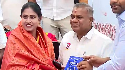 தவெகவில் இணைந்தார் விஜயதரணி; அதிமுக முன்னாள் அமைச்சர் பச்சைமால் உள்ளிட்ட சிலரும் ஐக்கியம்