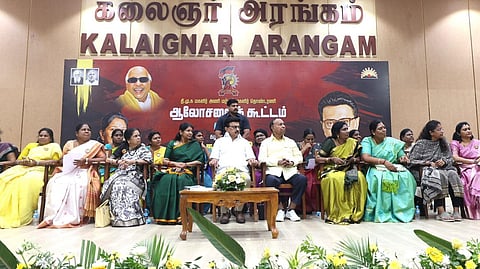 திமுக மகளிரணி, தொண்டரணி ஆலோசனைக் கூட்டம் திமுக துணைப் பொதுச்செயலாளர் கனிமொழி தலைமையில் சென்னை அறிவாலயத்தில் நேற்று நடைபெற்றது. இதில் திமுக தலைவர் மு.க.ஸ்டாலின், பொருளாளர் டி.ஆர்.பாலு எம்.பி. உள்ளிட்டோர் பங்கேற்றனர்.