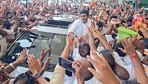 ‘வி த லீடர்​ஸ்’ இயக்​கம்  தொடங்​கிய பிறகு நேற்று முதன்​முறை​யாக கோவை வந்த அண்ணாமலைக்​கு, அவரது ஆதர​வாளர்​கள் விமான நிலை​யத்​தில் உற்​சாக வரவேற்​பளித்​தனர்.