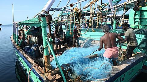 60 நாட்களுக்கு பின்னர் கடலுக்கு புறப்பட்ட மண்டபம், ராமேசுவரம் விசைப்படகு மீனவர்கள்