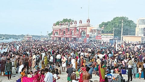 வை​காசி சர்வ அமா​வாசையையொட்டி ஆயிரக்​கணக்​கானோர் நேற்று ராமேசுவரம் அக்னி தீர்த்​தக் கடலில் புனித நீராடினர்.