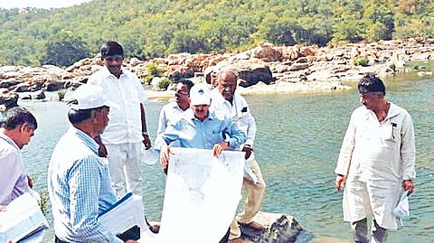 மேகேதாட்டுவில் அணை கட்டுவது தொடர்பாக நீர் வளத்துறை அதிகாரிகளுடன் கடந்த 2018ம் ஆண்டே டி.கே.சிவகுமார் ஆய்வு செய்தார். (கோப்புப் படம்)