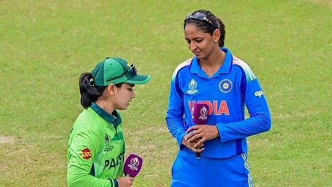 ‘அதென்ன கைகுலுக்காமல் போகும் பழக்கம்?!’ - பாகிஸ்தான் பயிற்சியாளர் வேதனை | Women’s T20 WC