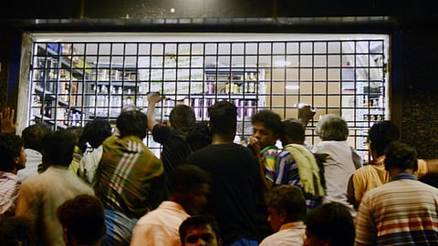 கூடுதல் விலைக்கு மது விற்பனை: 20 நாட்களில் 200 பேர் சஸ்பெண்ட் - டாஸ்மாக் அதிகாரிகள் தகவல்