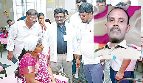 விபத்தில் காயமடைந்தவர்களை ராமநாதபுரம் அரசு மருத்துவமனையில் சந்தித்து ஆறுதல் கூறிய அமைச்சர் வி.கே.ராஜீவ், ஆட்சியர் சிவகுரு பிரபாகரன். உள்படம்:&nbsp;மகேஷ்குமார்
