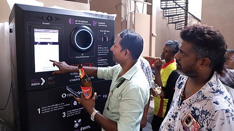 எழும்பூரில் உள்ள டாஸ்மாக் கடையில் காலி பாட்டில்கள் பெறுவதற்கு நவீன இயந்திரம் பொறுத்தப்பட்டுள்ளது. | படம்:எஸ். சத்தியசீலன் |