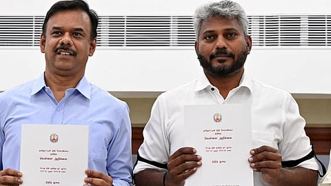 வெள்ளை அறிக்கையை வெளியிட்ட நிதியமைச்சர் மரிய வில்சன். 