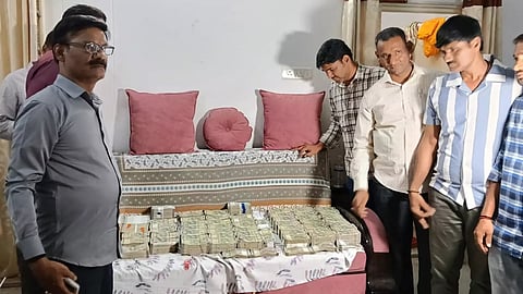 தெலங்கானா அரசு அதிகாரி வீட்டில் நடந்த லஞ்ச ஒழிப்பு போலீஸார் சோதனையில் சிக்கிய பணம்