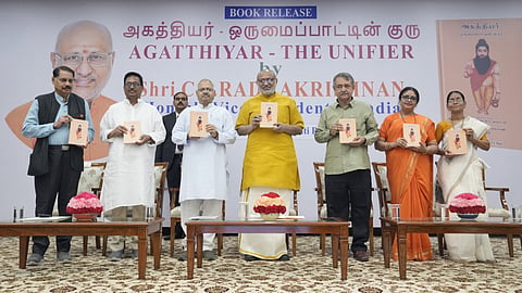 ‘அகத்தியர் - ஒருமைப்பாட்டின் குரு’ தமிழாக்க நூலை வெளியிட்டார் குடியரசு துணைத் தலைவர்