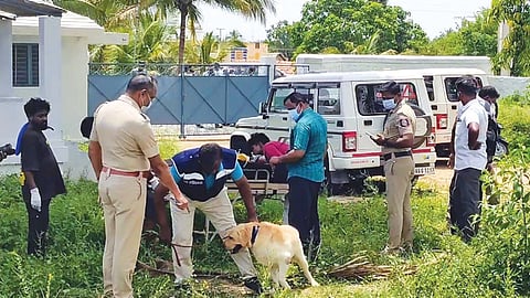 பெண்ணின் சடலம் கிடந்த கிணறு அருகே மோப்பநாய் மூலம் சோதனை நடத்திய போலீஸார்.