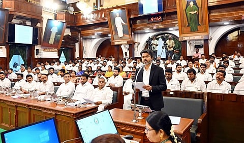 சட்டப்பேரவையில் நேற்று மேகேதாட்டு அணை தொடர்பான அரசினர் தனித் தீர்மானத்தை முன்மொழிந்து பேசிய முதல்வர் விஜய்.