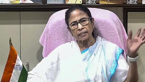 அதிருப்தி எம்எல்ஏக்கள் அளித்த புகாரால் திரிணமூல் கட்சியின் வங்கிக் கணக்கில் உள்ள ரூ.440 கோடி பணம் முடக்கம்