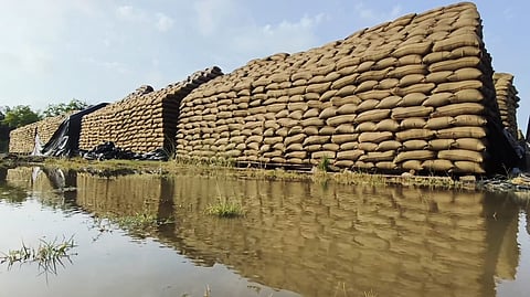 கும்பகோணம் அருகே சேமிப்பு கிடங்கில் ஆயிரக்கணக்கான நெல் மூட்டைகள் மழையில் சேதம்
